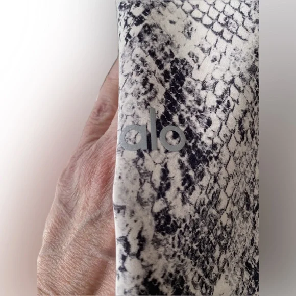 Alo Yoga  High Waist Vapor Snakeskin Legging  L  Bone NWOT - Picture 8 of 8